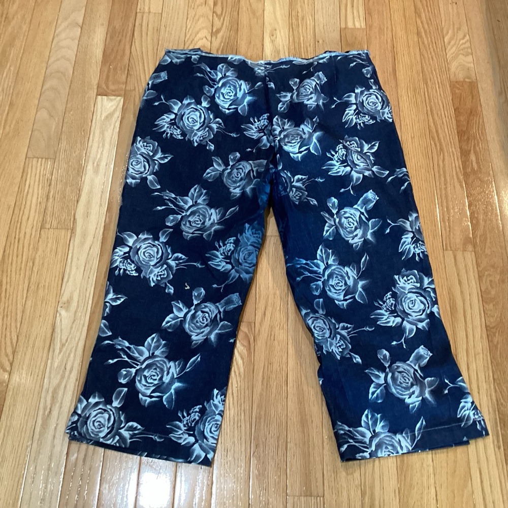 Avenue Blue capri denim pants with white rose design size 16